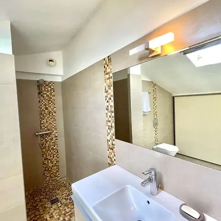 Apartment F2 Avec Clim A 300m De La - - Fr-1-61-616 *