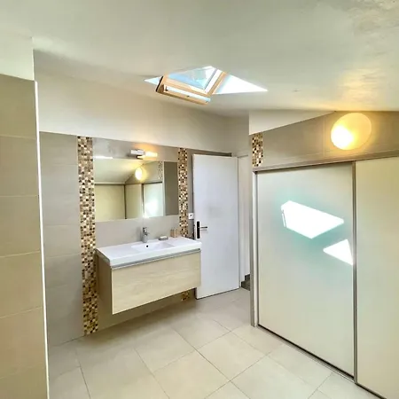 Apartment F2 Avec Clim A 300m De La - - Fr-1-61-616